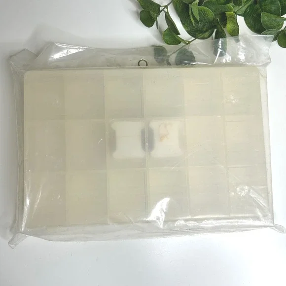 Craft World Rainbow Organizer NEW 100 Bobbins for Thread Floss Craft Storage Box - Picture 3 of 3